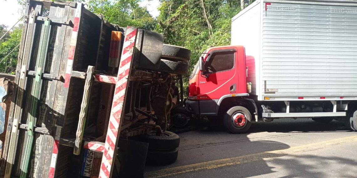 Caminhão tomba e colide com outro em Sapiranga, na rua Kraemer-Eck