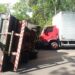 Caminhão tomba e colide com outro em Sapiranga, na rua Kraemer-Eck