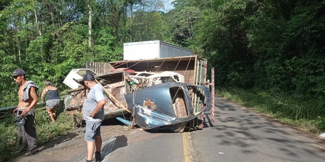 Caminhão tomba e colide com outro em Sapiranga, na rua Kraemer-Eck