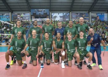 Campeões olímpicos do vôlei jogaram no Ginásio do CEI em Campo Bom
