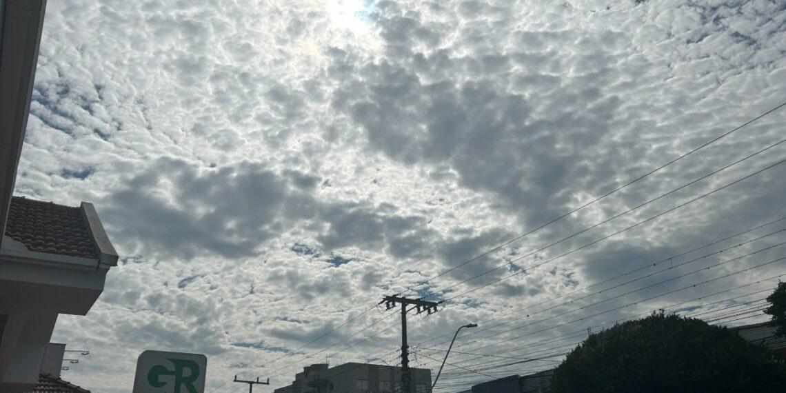 Abril começa com sol, calor e chuva no RS