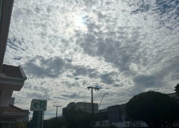 Abril começa com sol, calor e chuva no RS