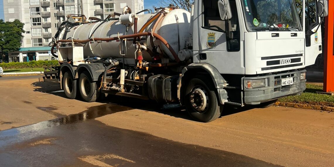 Maquinário da Prefeitura Sapiranga reforça ações de limpeza em Igrejinha