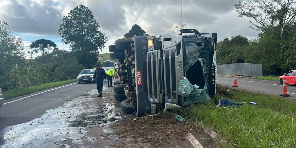 Caminhão de carga tomba no trecho de Sapiranga da RS-239