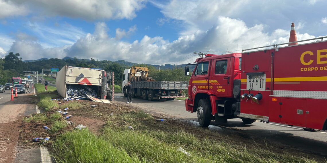 Caminhão de carga tomba no trecho de Sapiranga da RS-239