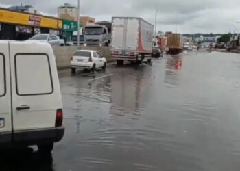 BR-116 volta a alagar no trecho de São Leopoldo e DNIT promove o bloqueio total da rodovia nesta segunda (13)