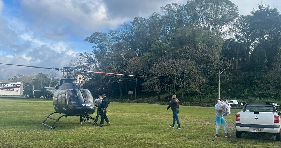 Sapiranga recebe doações vindas de helicóptero