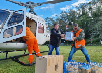 Sapiranga recebe doações vindas de helicóptero