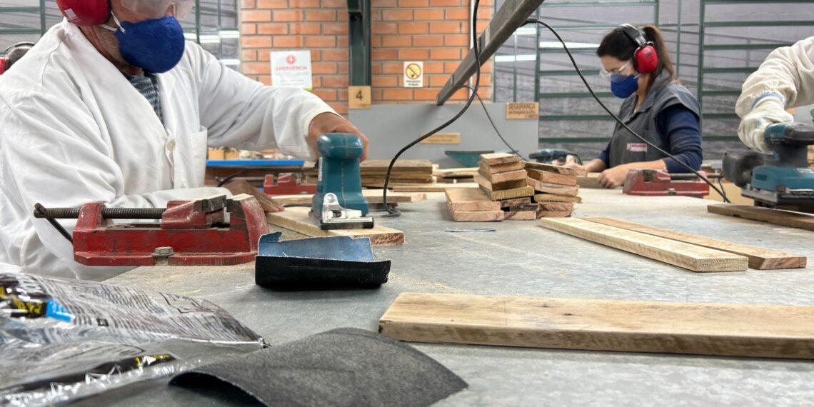 Equipe MobiLar produz móveis para doação às famílias atingidas pela cheia