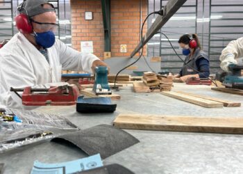 Equipe MobiLar produz móveis para doação às famílias atingidas pela cheia
