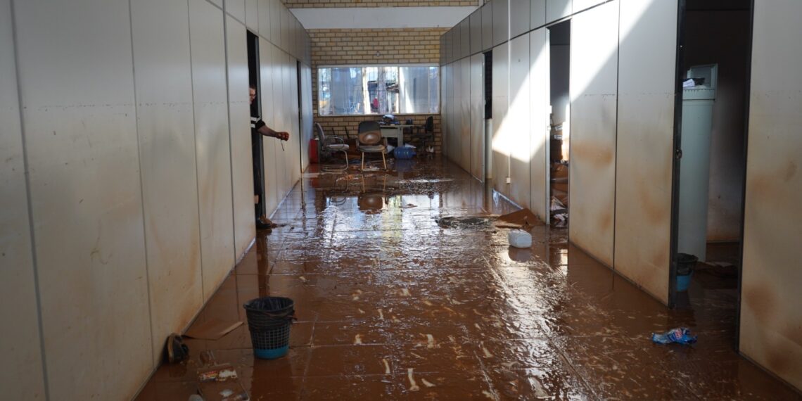 Processo de limpeza no prédio da Secretaria de Obras de Campo Bom é iniciado