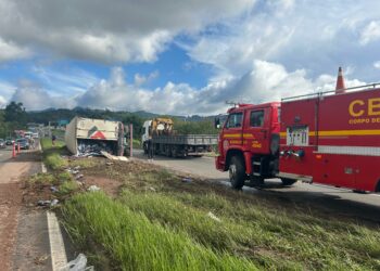 Caminhão de carga tomba no trecho de Sapiranga da RS-239