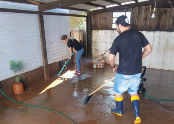 Voluntários da CDL Jovem Sapiranga atuam na higienização de moradias afetadas por inundações em Três Coroas