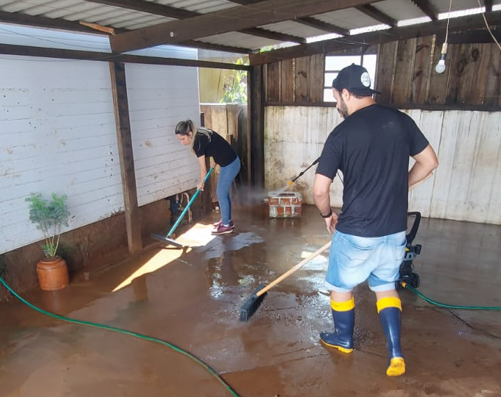 Voluntários da CDL Jovem Sapiranga atuam na higienização de moradias afetadas por inundações em Três Coroas