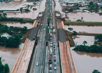 BR-116 liberada sobre Ponte do Rio dos Sinos após enchente