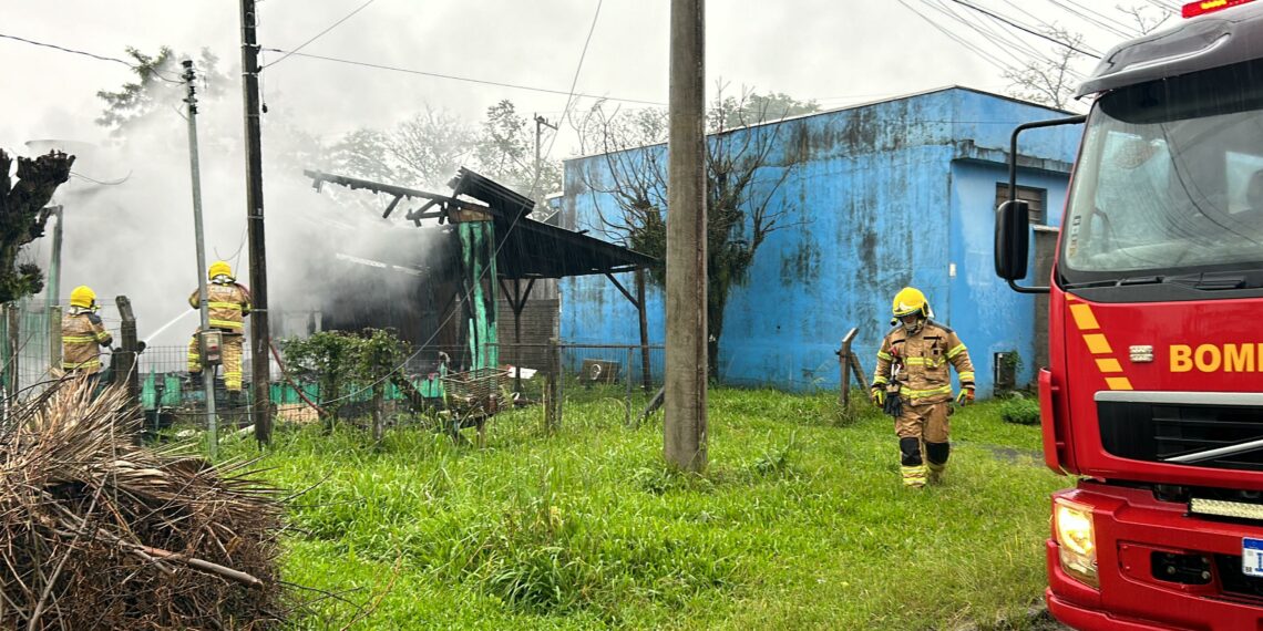 Incêndio consome residência em Sapiranga