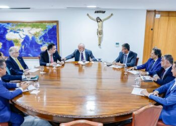 Governo anuncia auxílio de R$ 5.100 para 200 mil famílias no RS