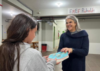 Estudantes de Sapiranga recebem doação de 350 pares de tênis