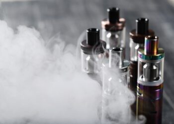 Uso de cigarros eletrônicos equivale ao tabagismo comum e pode causar câncer