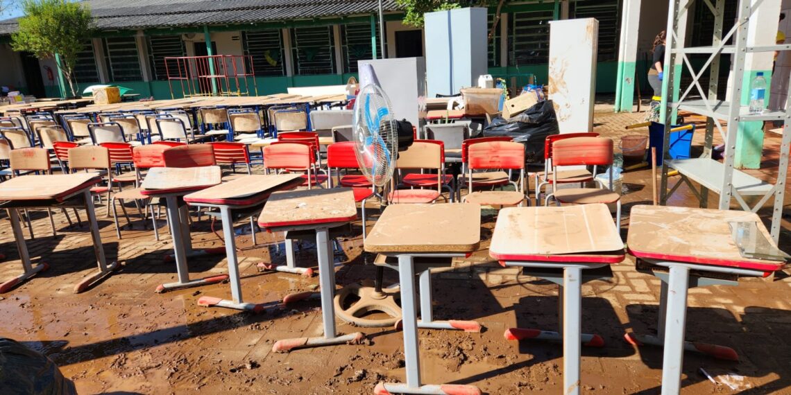 Estado distribui mais R$ 5,3 milhões para substituição de mobiliário de escolas atingidas pelas enchentes