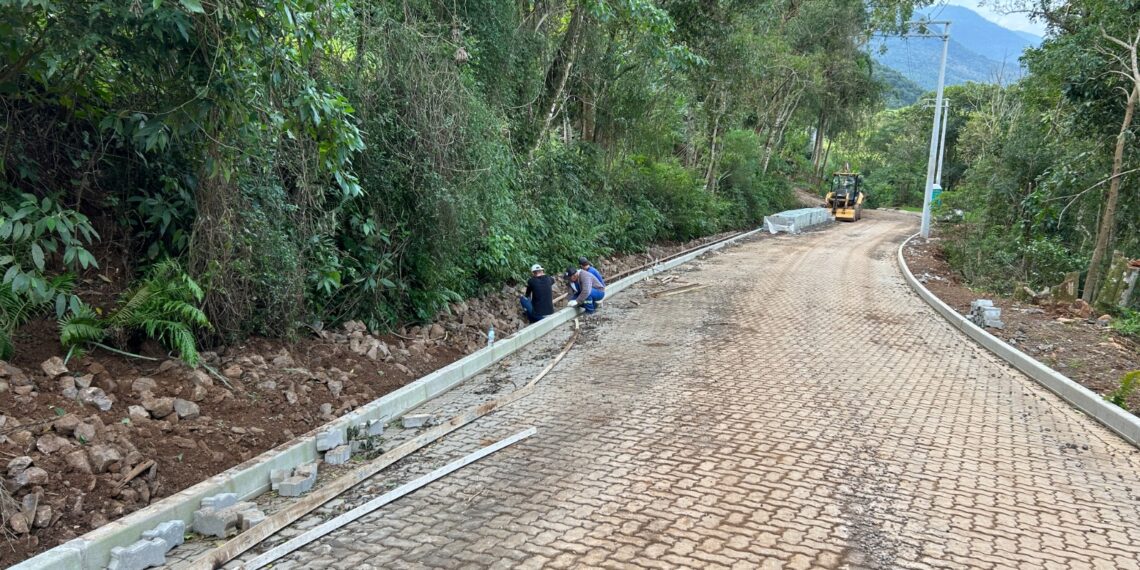 Nova Hartz segue trabalhando na pavimentação da Estrada Paradouro