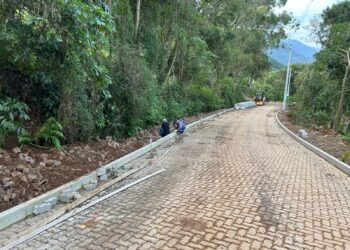 Nova Hartz segue trabalhando na pavimentação da Estrada Paradouro
