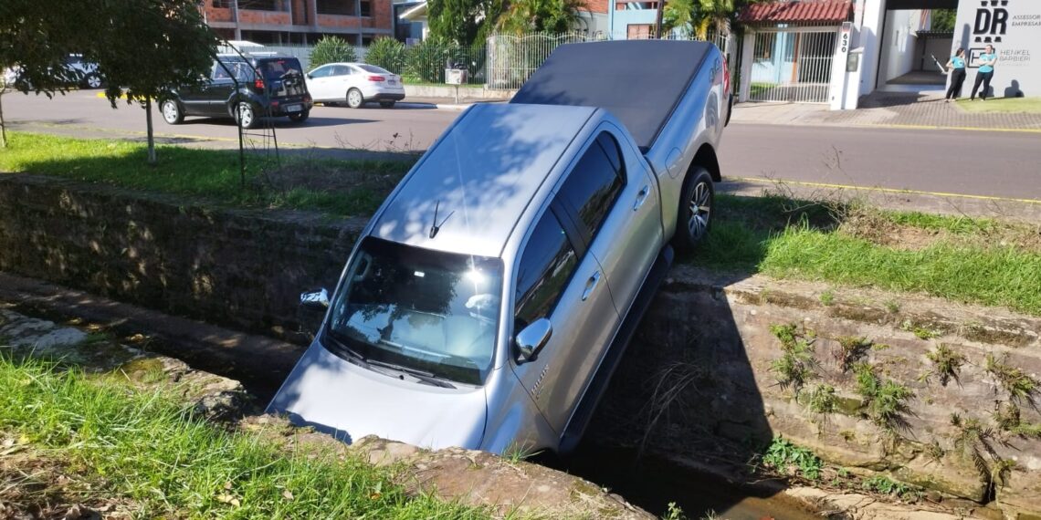 Motorista passa mal e tomba carro dentro de arroio em Sapiranga