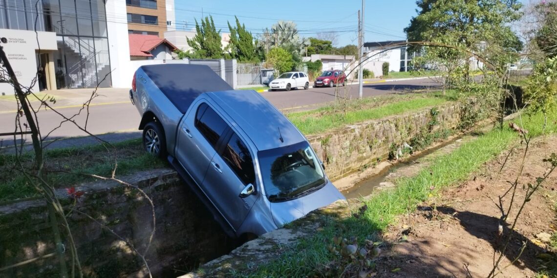 Motorista passa mal e tomba carro dentro de arroio em Sapiranga