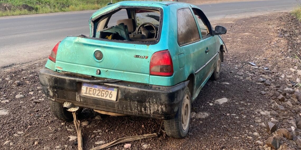Motorista bate em poste e três pessoas ficam feridas em Nova Hartz