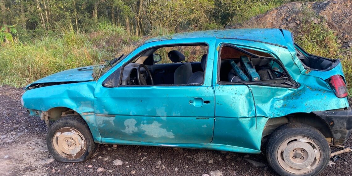 Motorista bate em poste e três pessoas ficam feridas em Nova Hartz