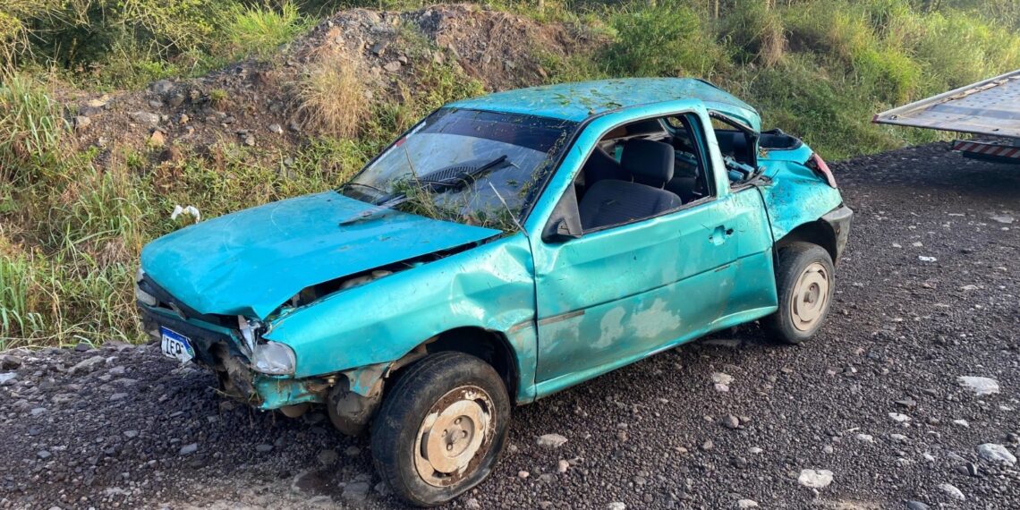 Motorista bate em poste e três pessoas ficam feridas em Nova Hartz