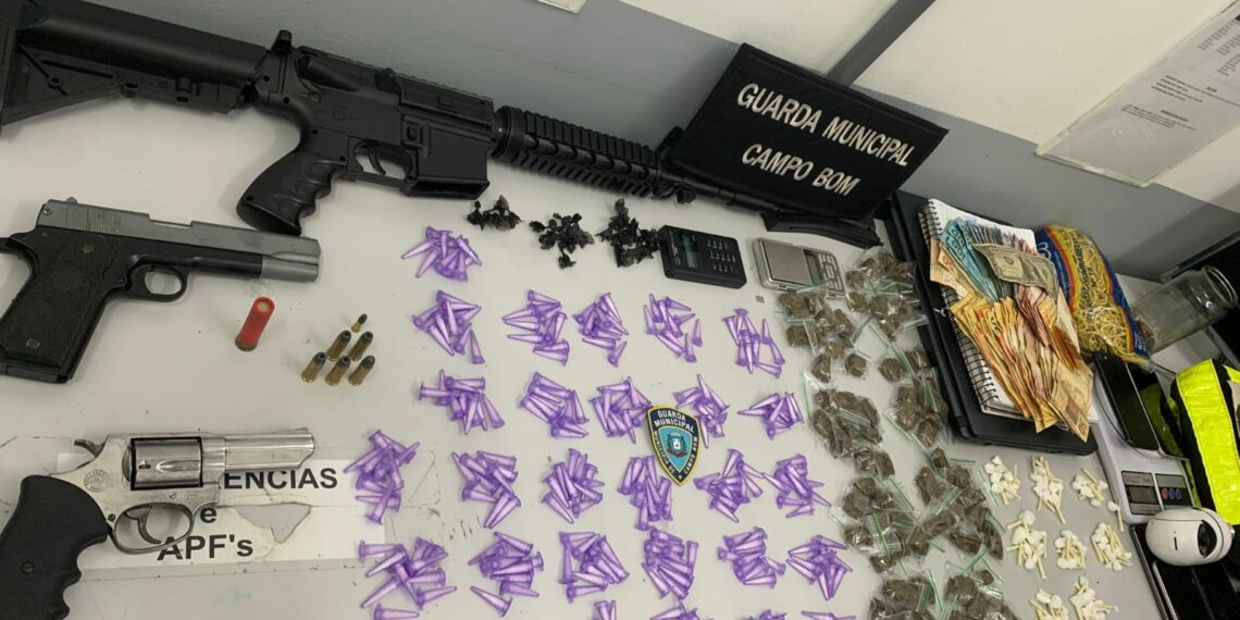 Dupla é presa com drogas, armas e dinheiro em Campo Bom
