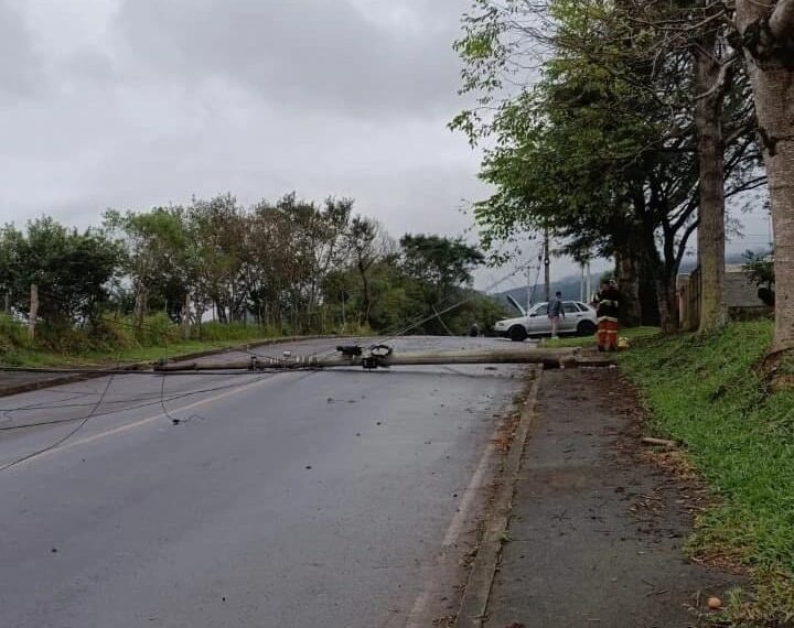 Colisão de veículo em poste causa queda de fios de alta tensão em Nova Hartz