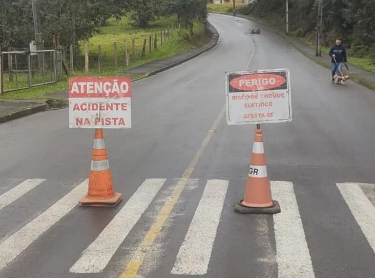 Colisão de veículo em poste causa queda de fios de alta tensão em Nova Hartz