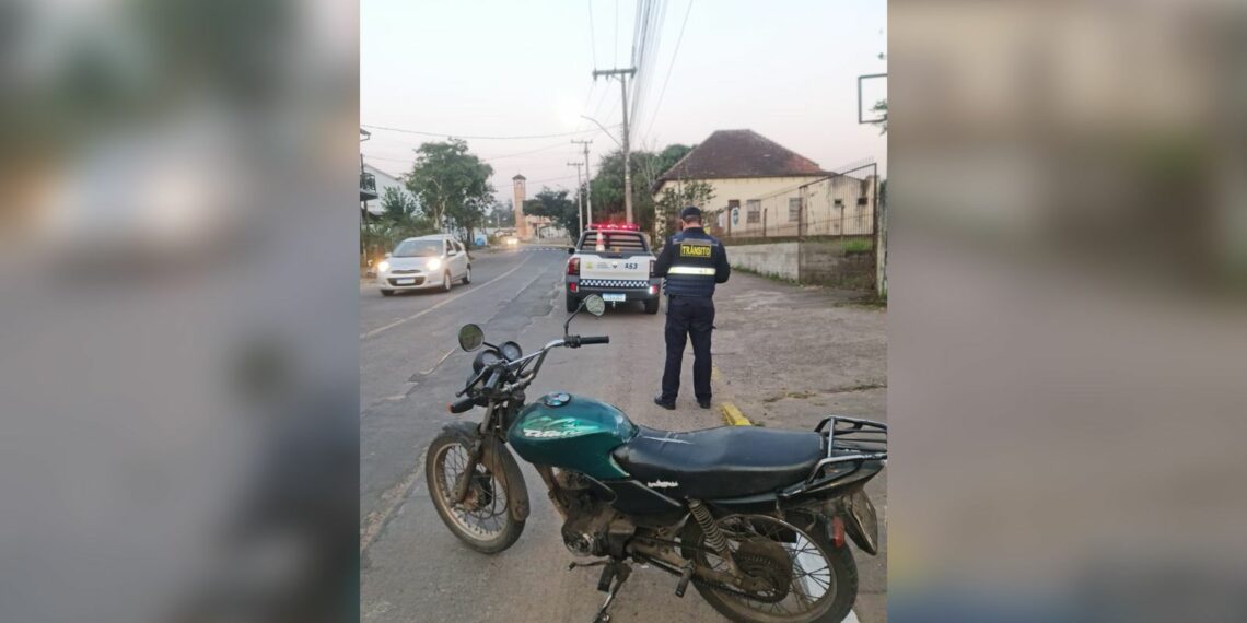 Motocicleta com quase R$ 60 mil em multas é apreendida, em Sapiranga