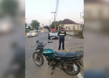 Motocicleta com quase R$ 60 mil em multas é apreendida, em Sapiranga