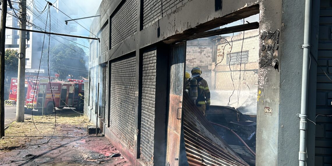 Incêndio de grandes proporções atinge prédio industrial em Sapiranga