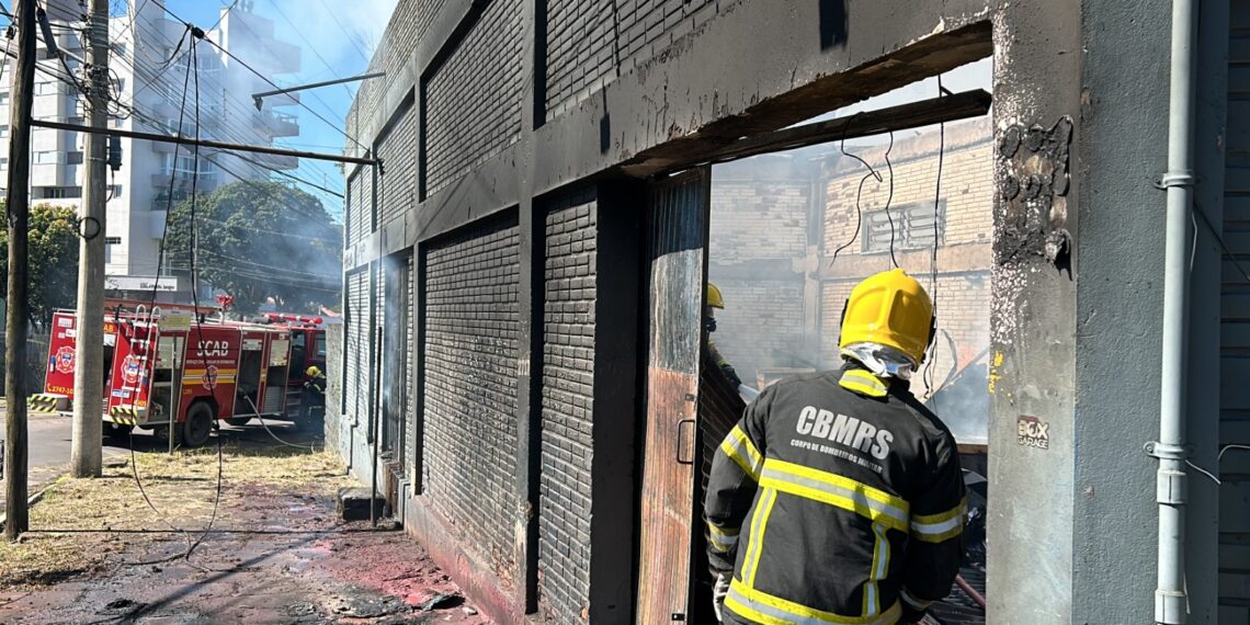 Incêndio de grandes proporções atinge prédio industrial em Sapiranga