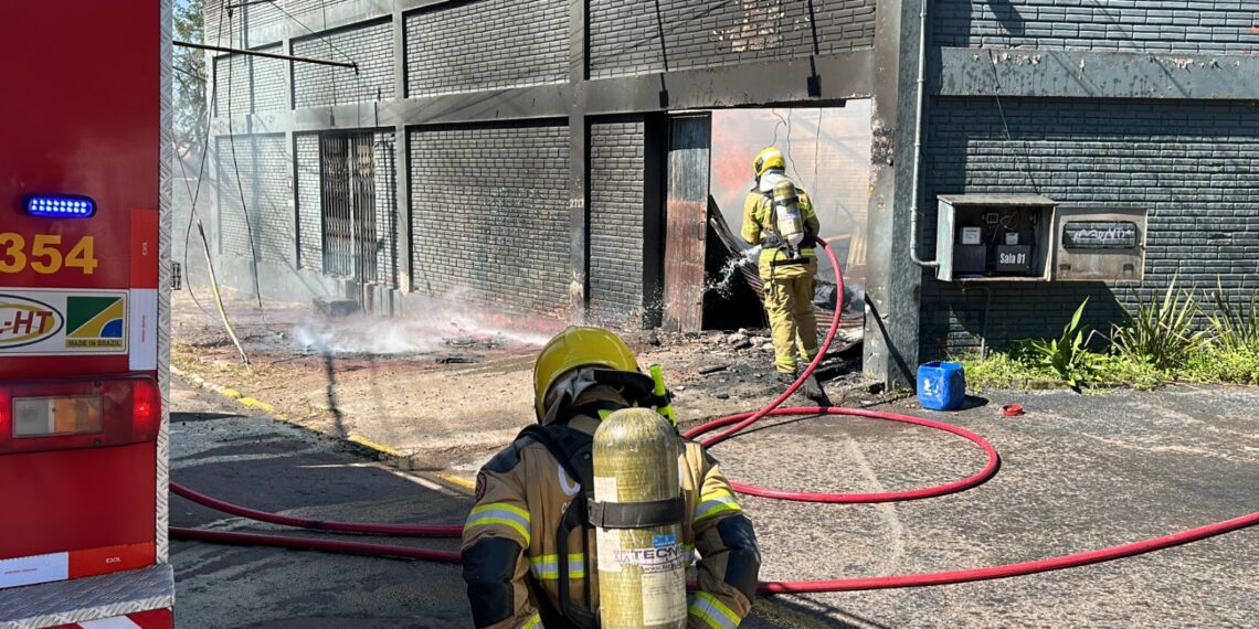 Incêndio de grandes proporções atinge prédio industrial em Sapiranga