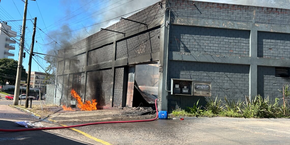 Incêndio de grandes proporções atinge prédio industrial em Sapiranga
