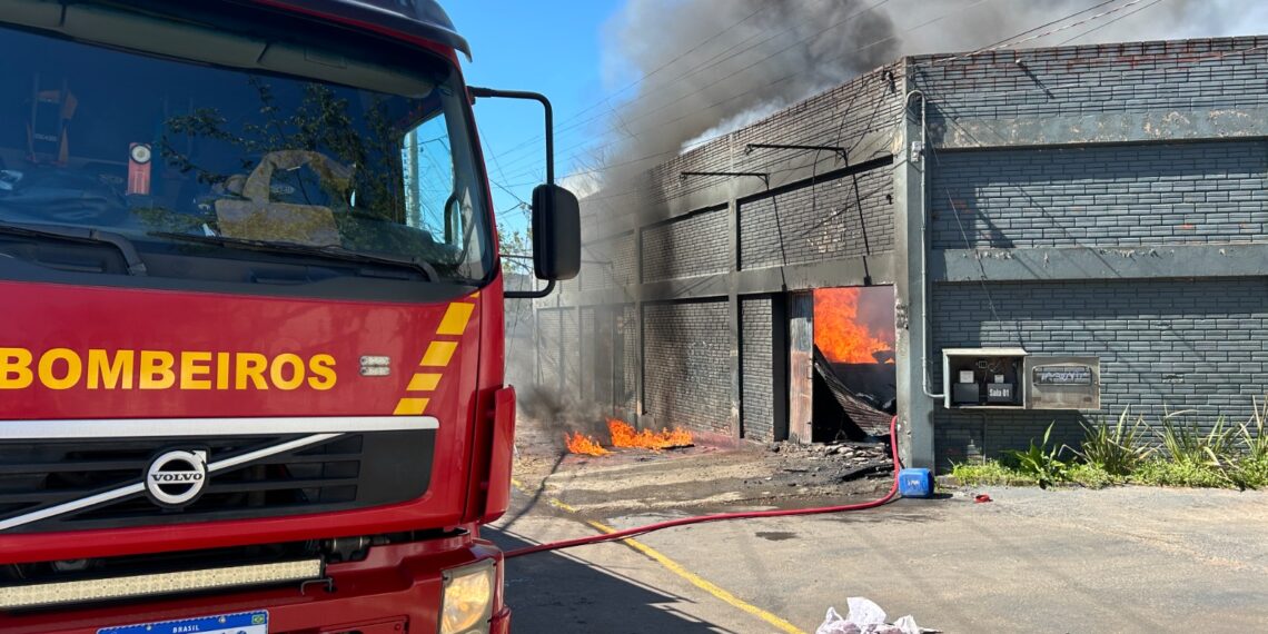 Incêndio de grandes proporções atinge prédio industrial em Sapiranga