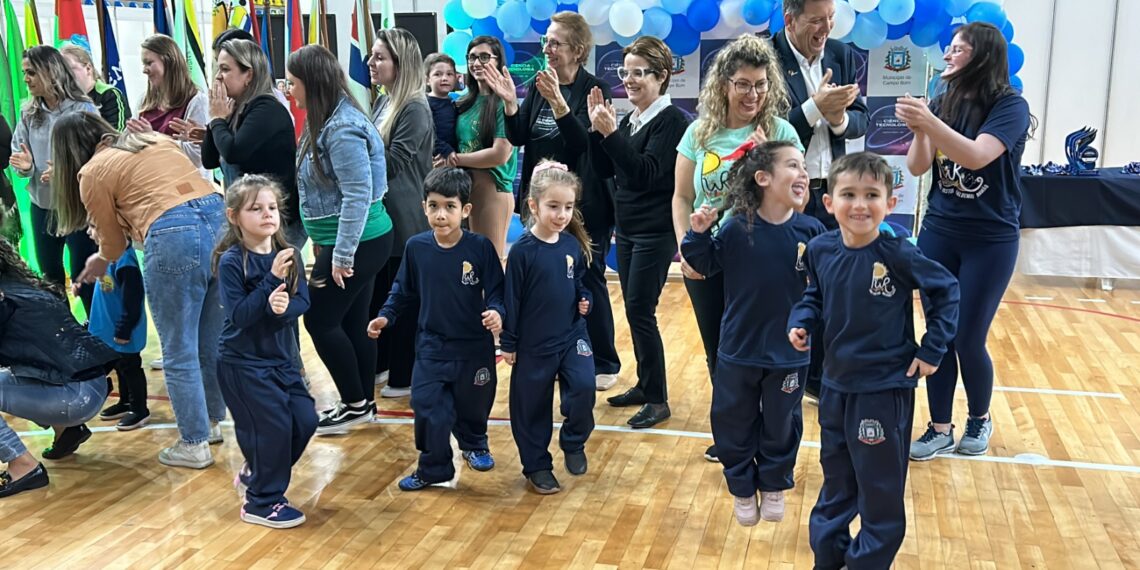 Mais de 3 mil estudantes da educação infantil de Campo Bom recebem uniformes escolares do município