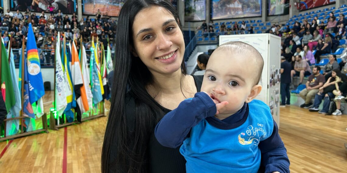 Mais de 3 mil estudantes da educação infantil de Campo Bom recebem uniformes escolares do município