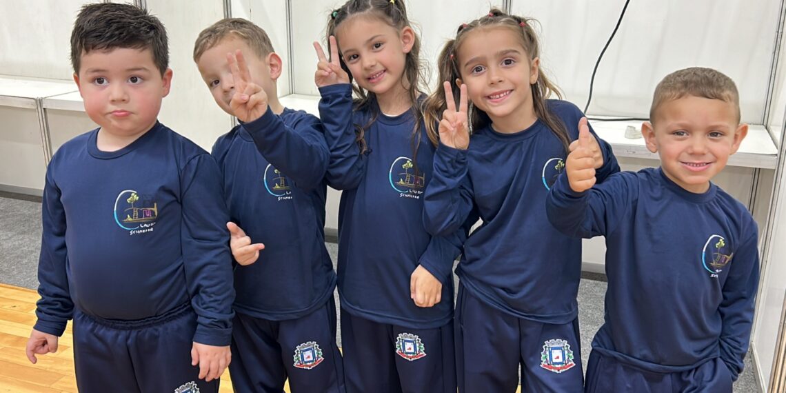 Mais de 3 mil estudantes da educação infantil de Campo Bom recebem uniformes escolares do município