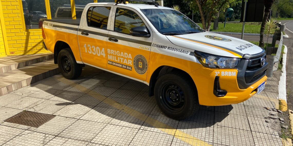Caminhão tomba às margens da RS-239, em Campo Bom