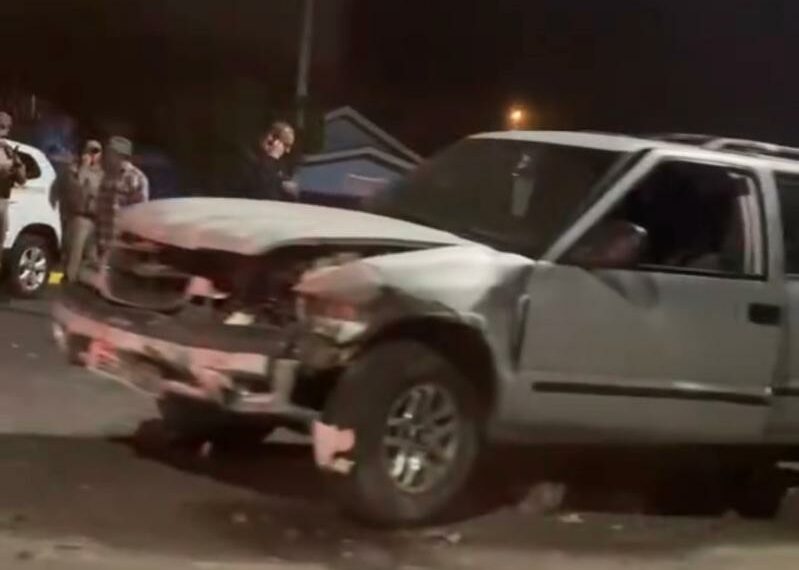 Carro destrói parte de rótula após acidente de trânsito em Sapiranga