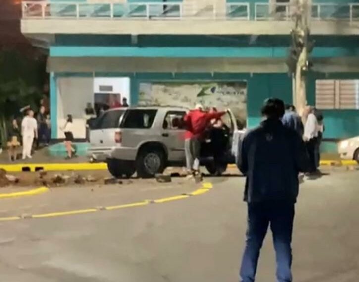 Carro destrói parte de rótula após acidente de trânsito em Sapiranga