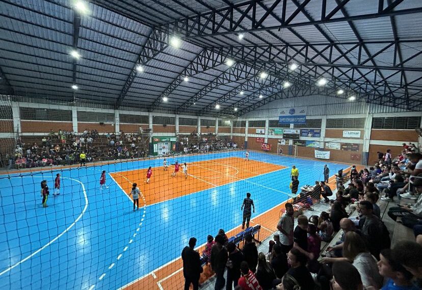 Bola rolou na Copa Repercussão na Escola de Futsal SICREDI/CLIP com ginásio lotado, em Nova Hartz