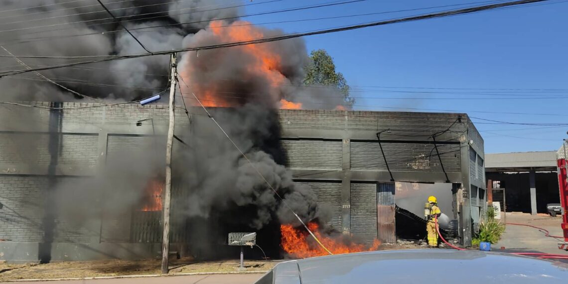 Incêndio de grandes proporções atinge prédio industrial em Sapiranga