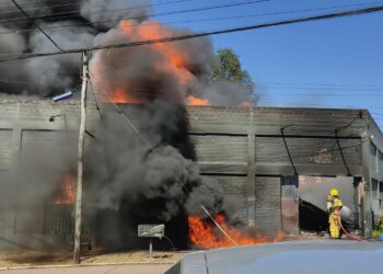 Incêndio de grandes proporções atinge prédio industrial em Sapiranga